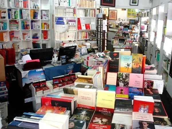 Book Corners : Carrefour des Livres Book Shop